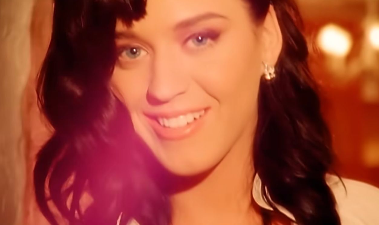 Screenshot from I Kissed A Girl (2008)