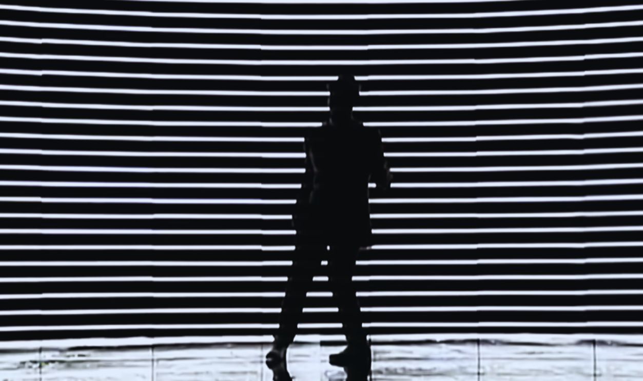 Screenshot from Closer (2008)