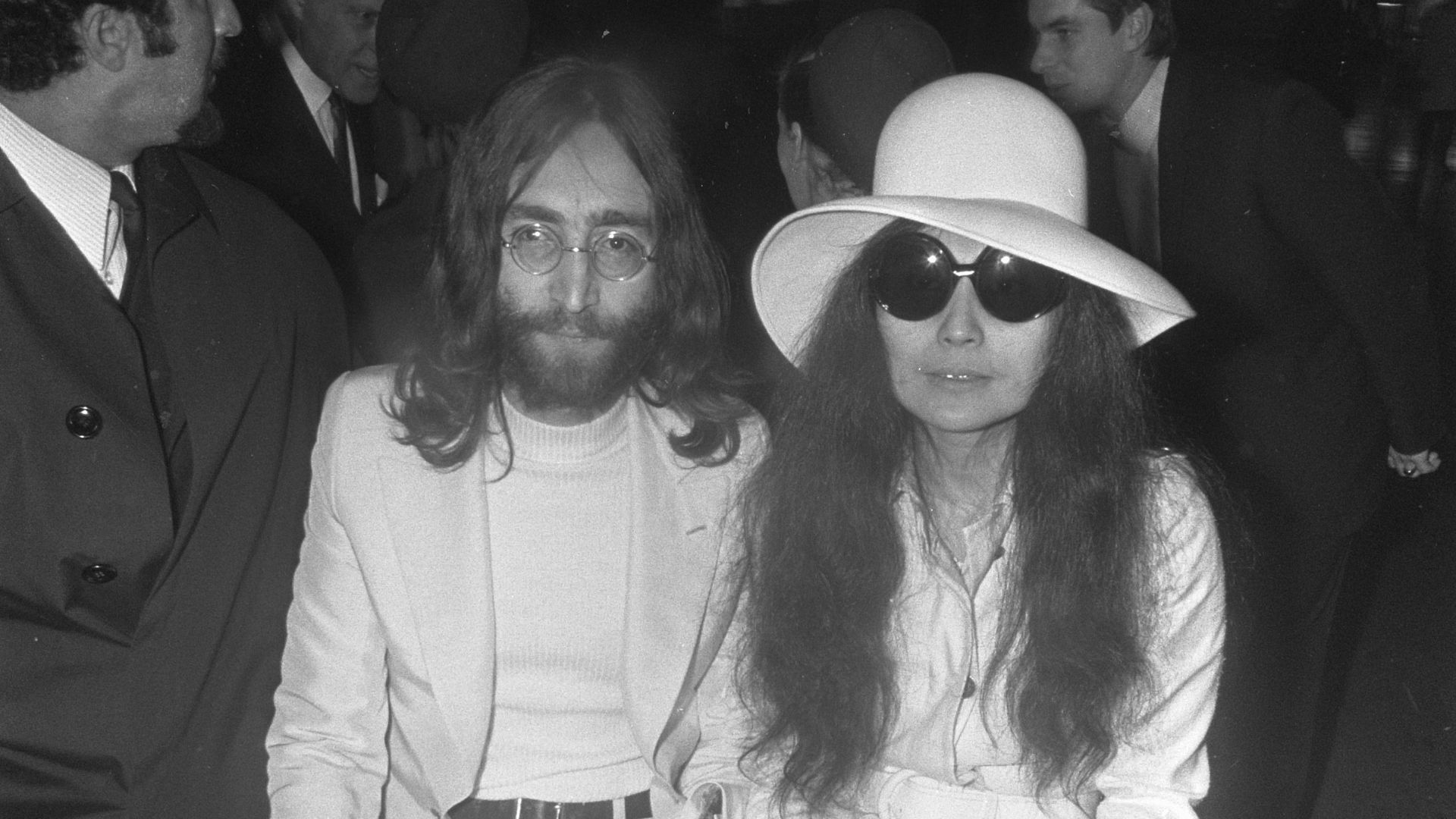 Collectie / Archief : Fotocollectie Anefo
Reportage / Serie : [ onbekend ]
Beschrijving : John Lennon en echtgenote Yoko Ono vertrekken van Schiphol naar Wenen in de vertrekhal, John Lennon en Yoko Ono op een KLM wagentje
Datum : 31 maart 1969
Locatie : Noord-Holland, Schiphol
Trefwoorden : aankomst en vertrek, aankomst- en vertrekhallen, echtparen, musici, vliegvelden
Persoonsnaam : Lennon, John, Ono, Yoko
Fotograaf : Evers, Joost / Anefo
Auteursrechthebbende : Nationaal Archief 
Materiaalsoort : Negatief (zwart/wit)
Nummer archiefinventaris : bekijk toegang 2.24.01.05

Bestanddeelnummer : 922-2494