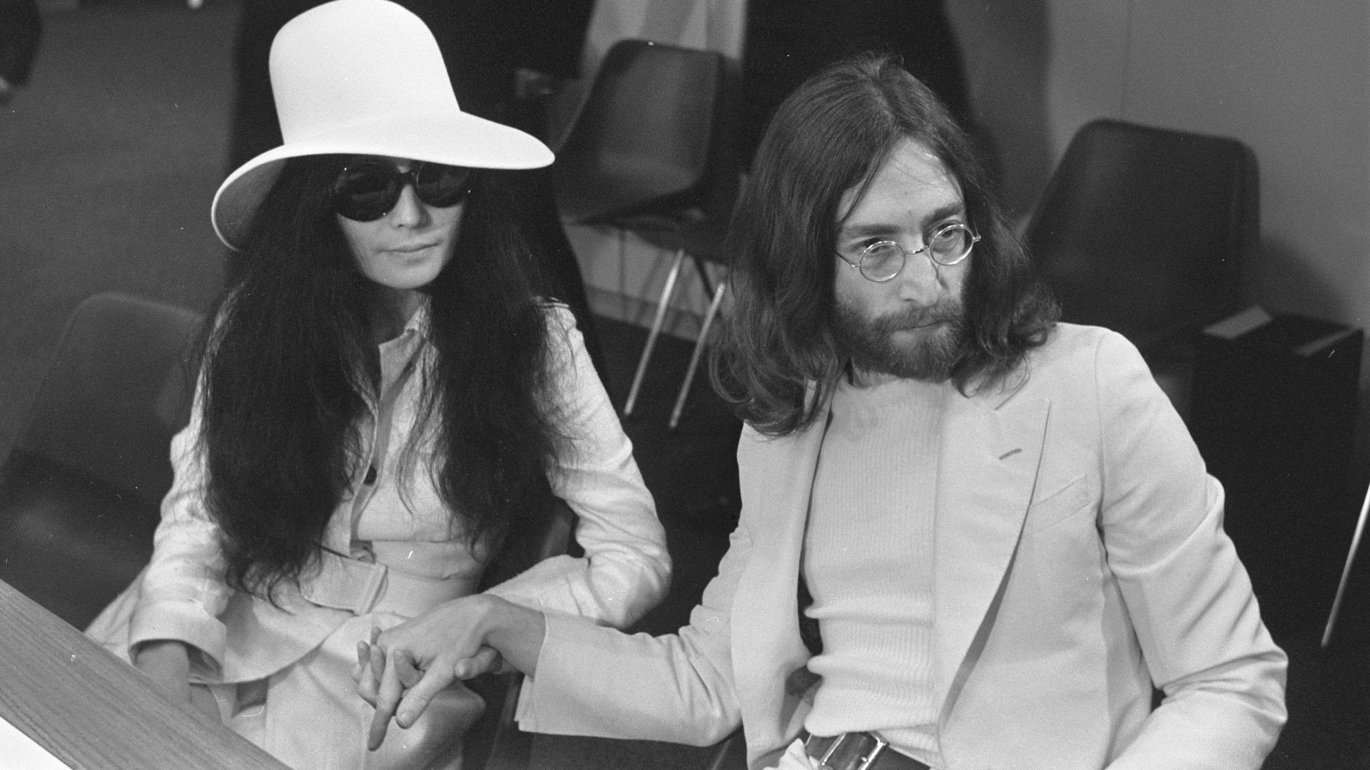 Collectie / Archief : Fotocollectie Anefo
Reportage / Serie : [ onbekend ]
Beschrijving : John Lennon en echtgenote Yoko Ono vertrekken van Schiphol naar Wenen in de vertrekhal
Datum : 31 maart 1969
Locatie : Noord-Holland, Schiphol
Trefwoorden : echtparen, huwelijksreizen, musici, vliegvelden, zangers
Persoonsnaam : Lennon, John, Ono, Yoko
Fotograaf : Evers, Joost / Anefo
Auteursrechthebbende : Nationaal Archief 
Materiaalsoort : Negatief (zwart/wit)
Nummer archiefinventaris : bekijk toegang 2.24.01.05

Bestanddeelnummer : 922-2499