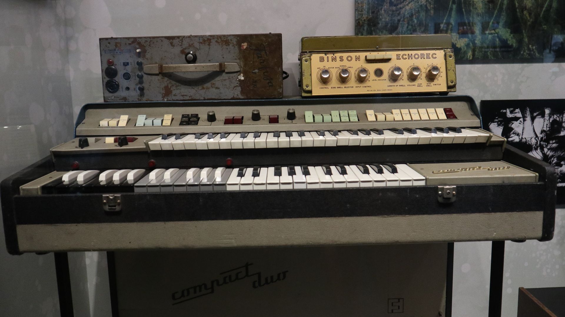 Richard Wrights Farfisa organ Compact-Duo, used on