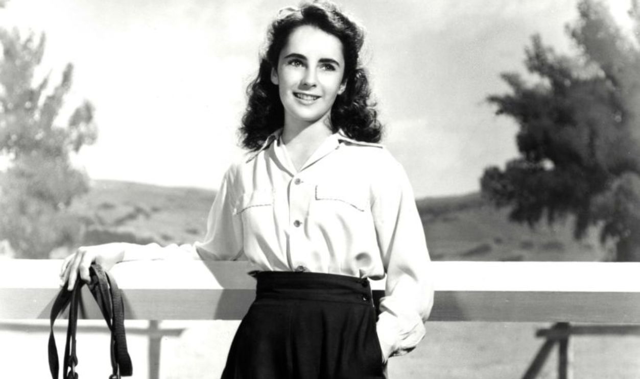 Elizabeth Taylor (12 years old) on the film set of ' National Velvet', directed by Clarence Brown in 1944. 