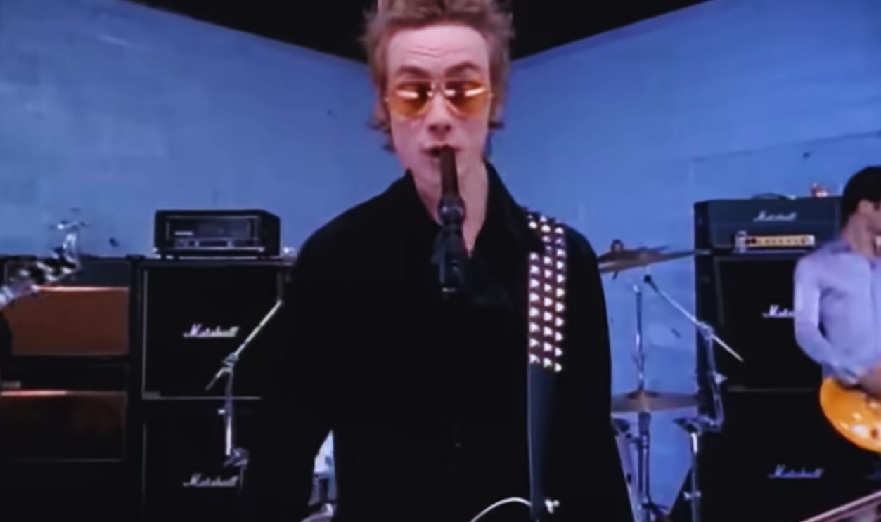 Screenshot from In the Meantime (1996)