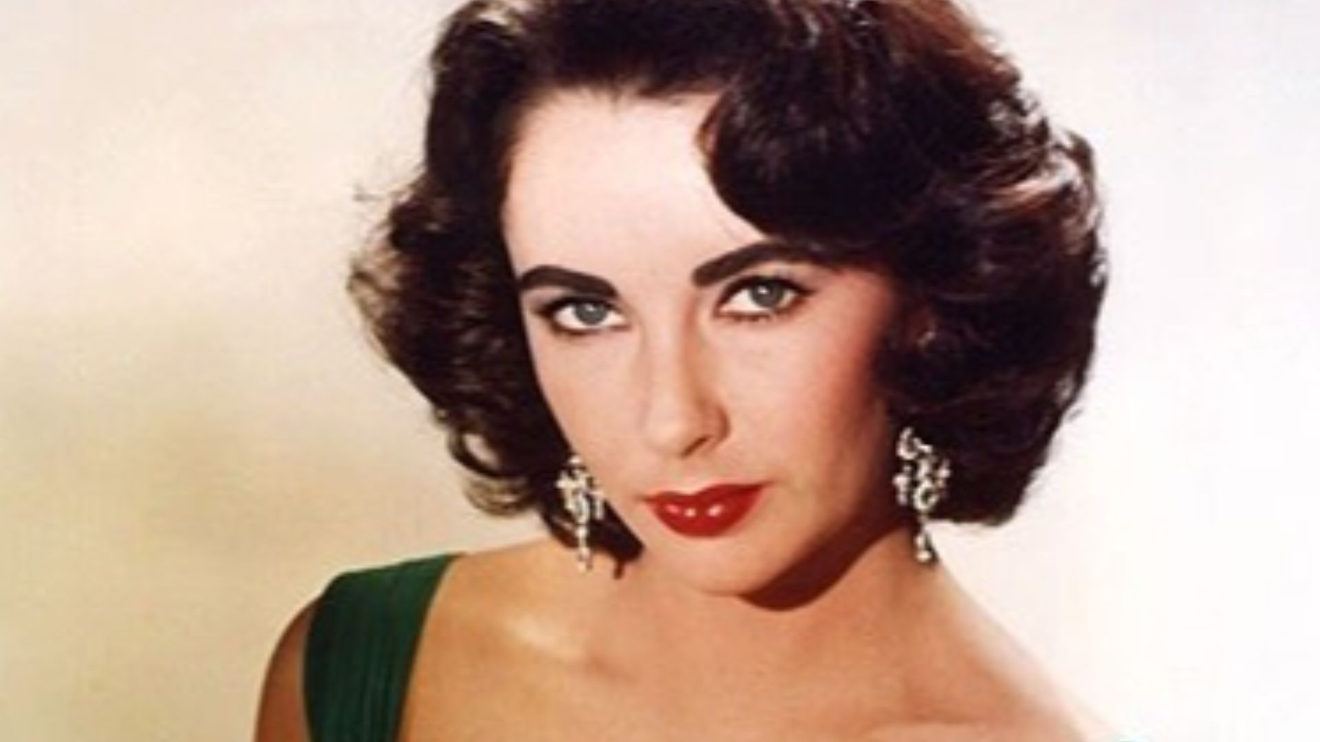 Elizabeth Tylor in green evening dress, 1954