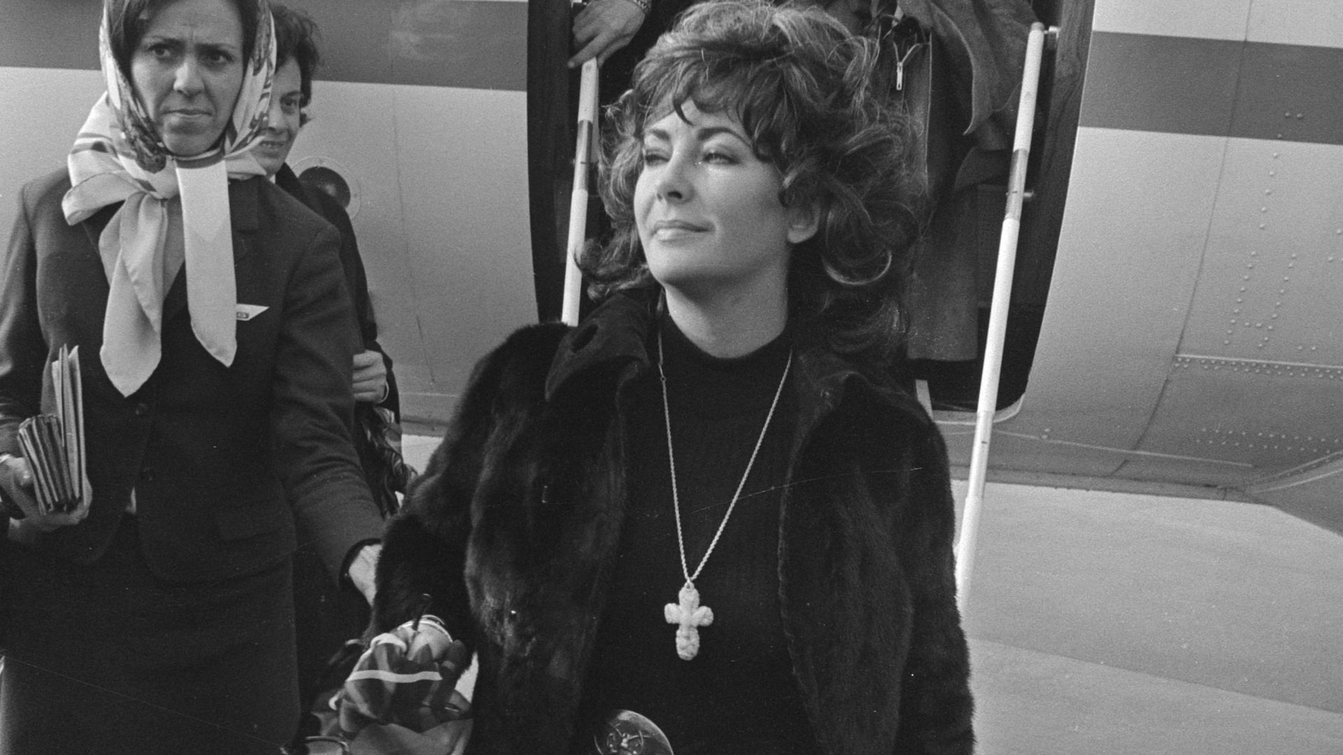 Collectie / Archief : Fotocollectie Anefo
Reportage / Serie : Aankomst van Elizabeth Taylor en Richard Burton in hun privévliegtuig op
Beschrijving : Elizabeth Taylor verlaat het vliegtuig
Datum : 16 maart 1971
Locatie : Noord-Holland, Schiphol
Trefwoorden : aankomsten, acteurs, filmsterren, vliegtuigen, vliegvelden
Persoonsnaam : Taylor, Elizabeth
Fotograaf : Rob Mieremet / Anefo
Auteursrechthebbende : Nationaal Archief 
Materiaalsoort : Negatief (zwart/wit)
Nummer archiefinventaris : bekijk toegang 2.24.01.05

Bestanddeelnummer : 924-3581