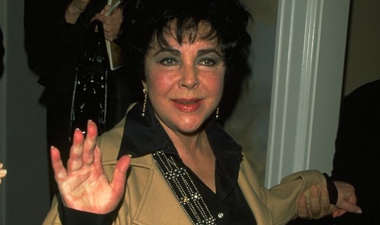 E. TAYLOR AND S. KASHOGGI DURING A PRESS CONFERENCE