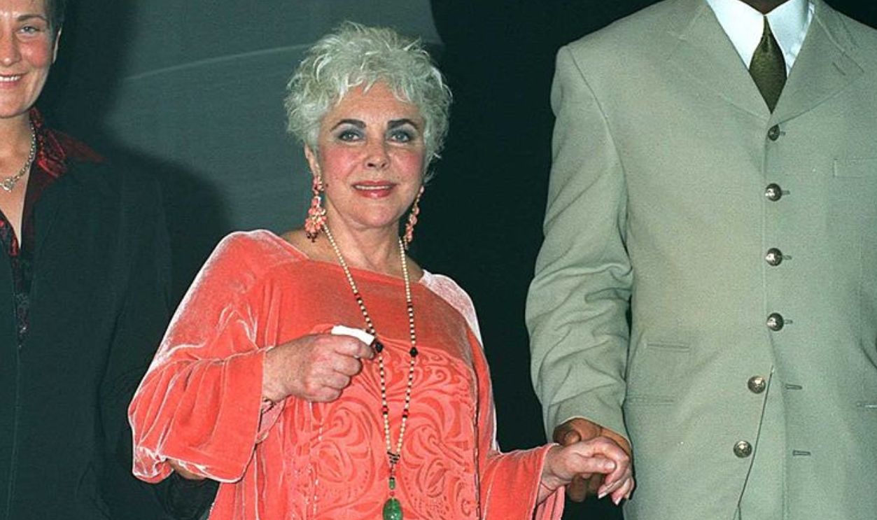 373386 01: K.D. Lang, Liz Taylor and Magic Johnson attend Aids fund raiser in Santa Monica, Ca, September 26, 1997.