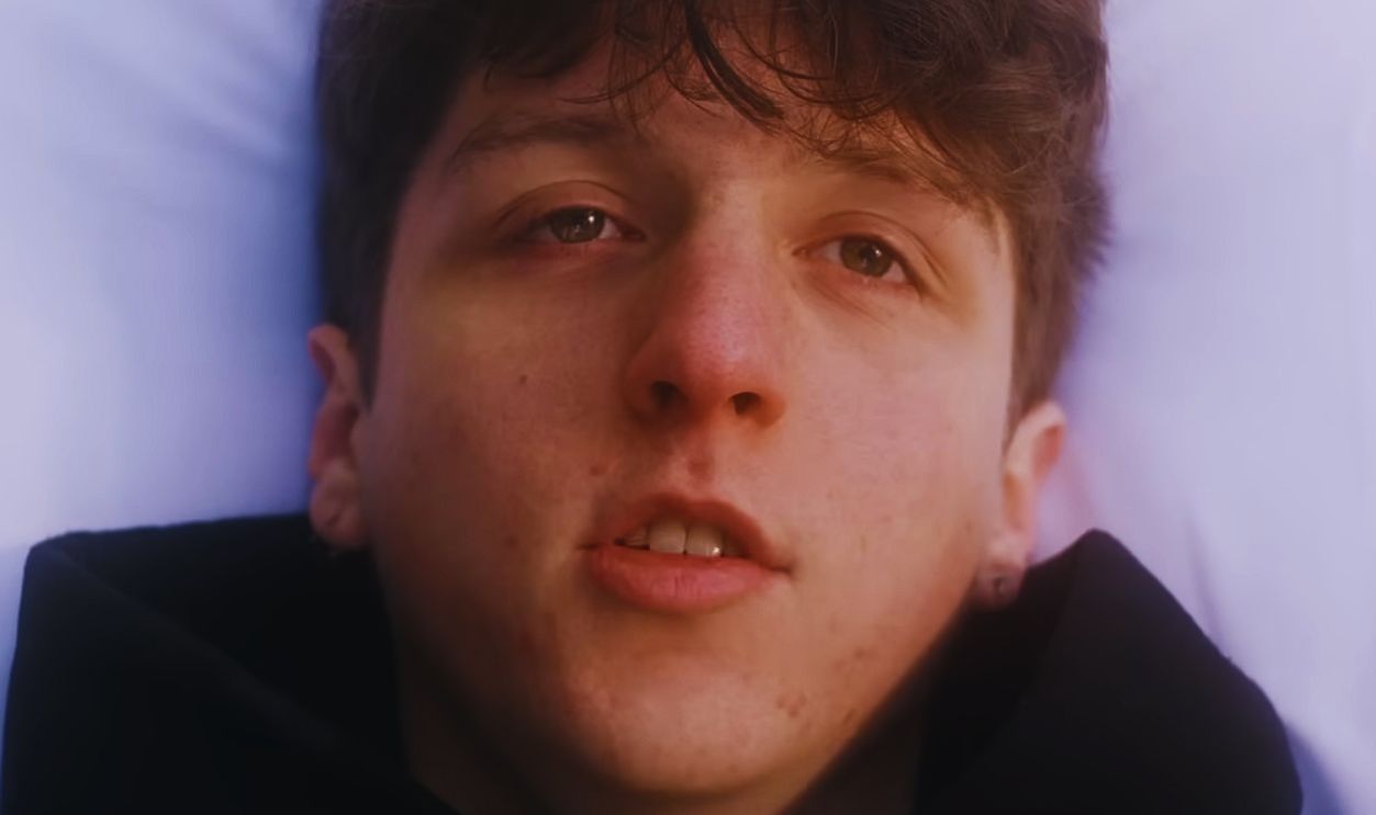 Screenshot from Powfu: death bed (coffee for your head) (Official Video) (2020) 