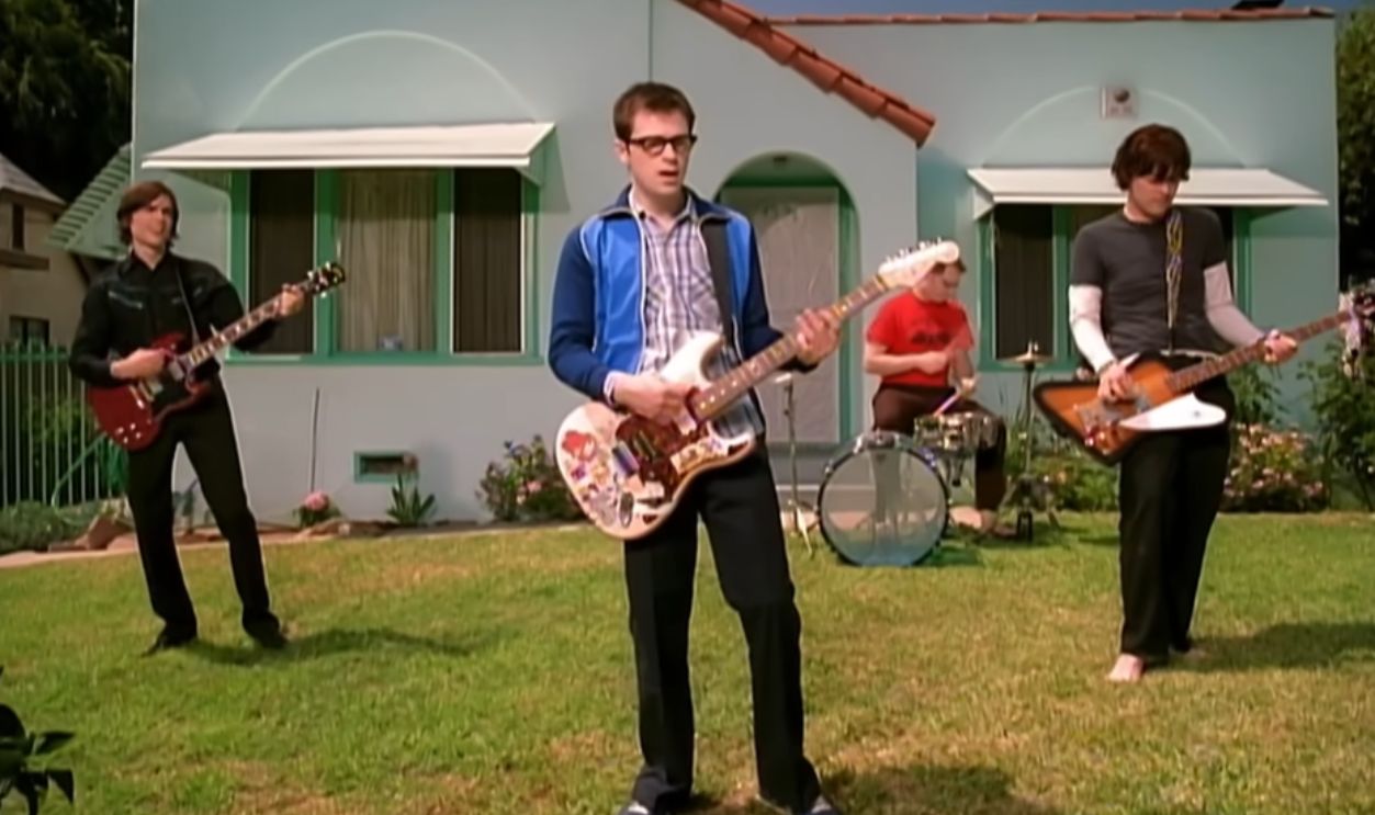 Screenshot from Island in the Sun (2001)