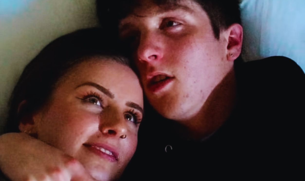 Screenshot from Powfu: death bed (coffee for your head) (Official Video) (2020) 