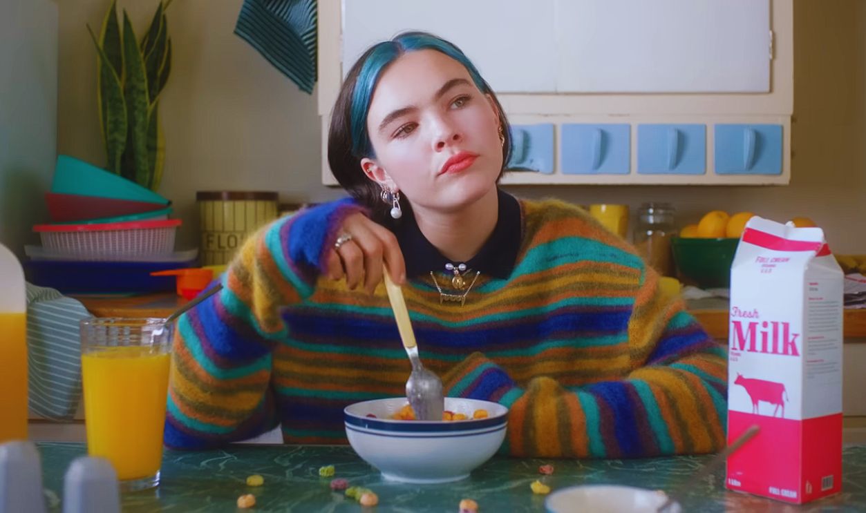  Screenshot from BENEE: Supalonely (Official Video) (2020) 