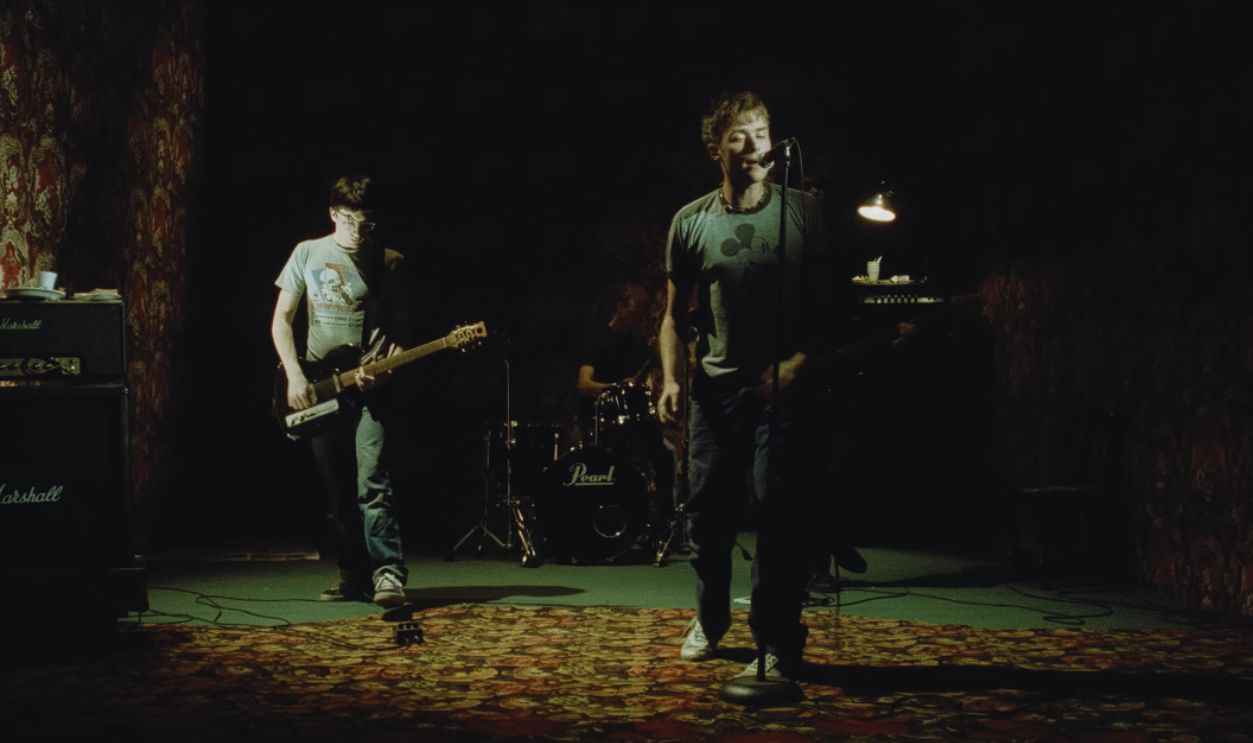 Screenshot from Blur - Song 2 [Official Music Video] (1997) 