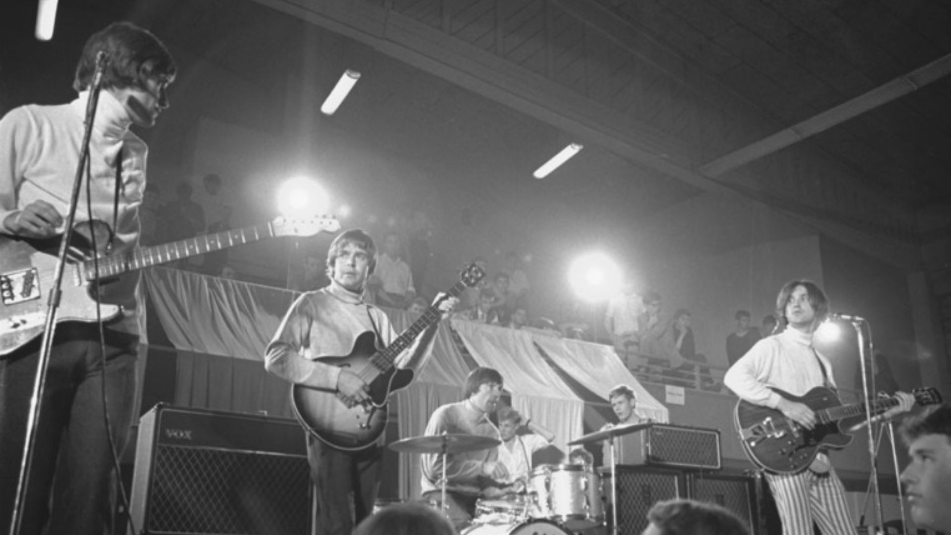 The Kinks i Nordstrandhallen, våren 1966. Per Doug Hinman's book, The Kinks: All Day and All of the Night: Day by Day Concerts, Recordings, and Broadcasts, 1961–1996 (Backbeat Books, ISBN 978-0-87930-765-3, p. 85), the Kinks played at Nordstrandshallen in Oslo on 16 June 1966 and at Landåshallen in Bergen on the 17th (There were no other 1966 performances in Norway). John Dalton is on bass, having temporarily replaced Pete Quaife on 9 June after Quaife's 3 June car accident (Hinman, pp. 84–85).