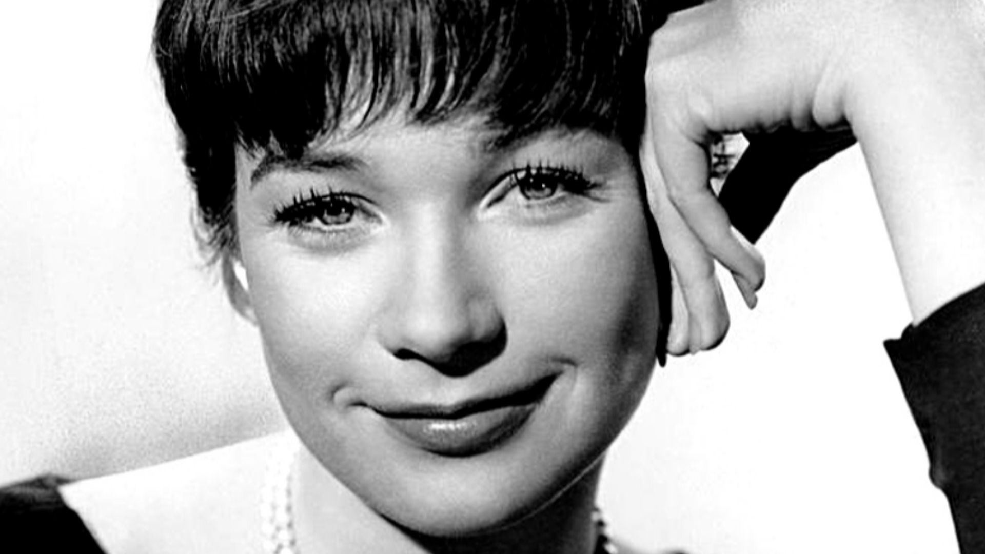 Publicity photo of Shirley MacLaine in The Apartment.