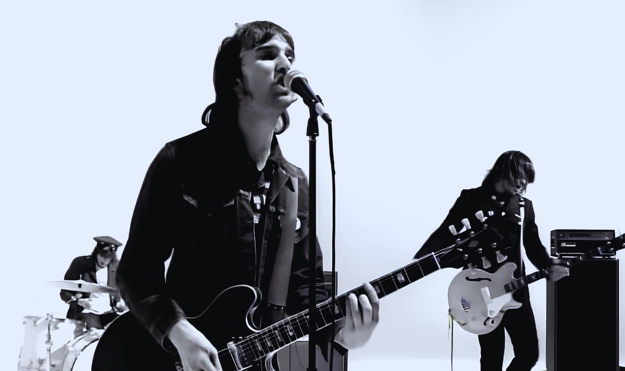 Screenshot from Jet - Are You Gonna Be My Girl [Official Music Video] (2003) 