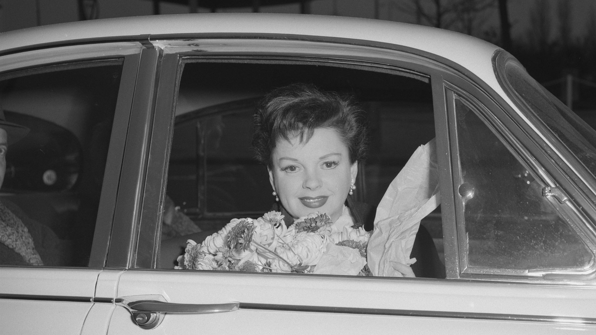 Collectie / Archief : Fotocollectie Anefo
Reportage / Serie : [ onbekend ]
Beschrijving : Aankomst Judy Garland op Schiphol
Datum : 9 december 1960
Locatie : Noord-Holland, Schiphol
Trefwoorden : aankomsten
Persoonsnaam : Judy Garland
Fotograaf : Lindeboom, Henk / Anefo
Auteursrechthebbende : Nationaal Archief 
Materiaalsoort : Negatief (zwart/wit)
Nummer archiefinventaris : bekijk toegang 2.24.01.03

Bestanddeelnummer : 911-8626