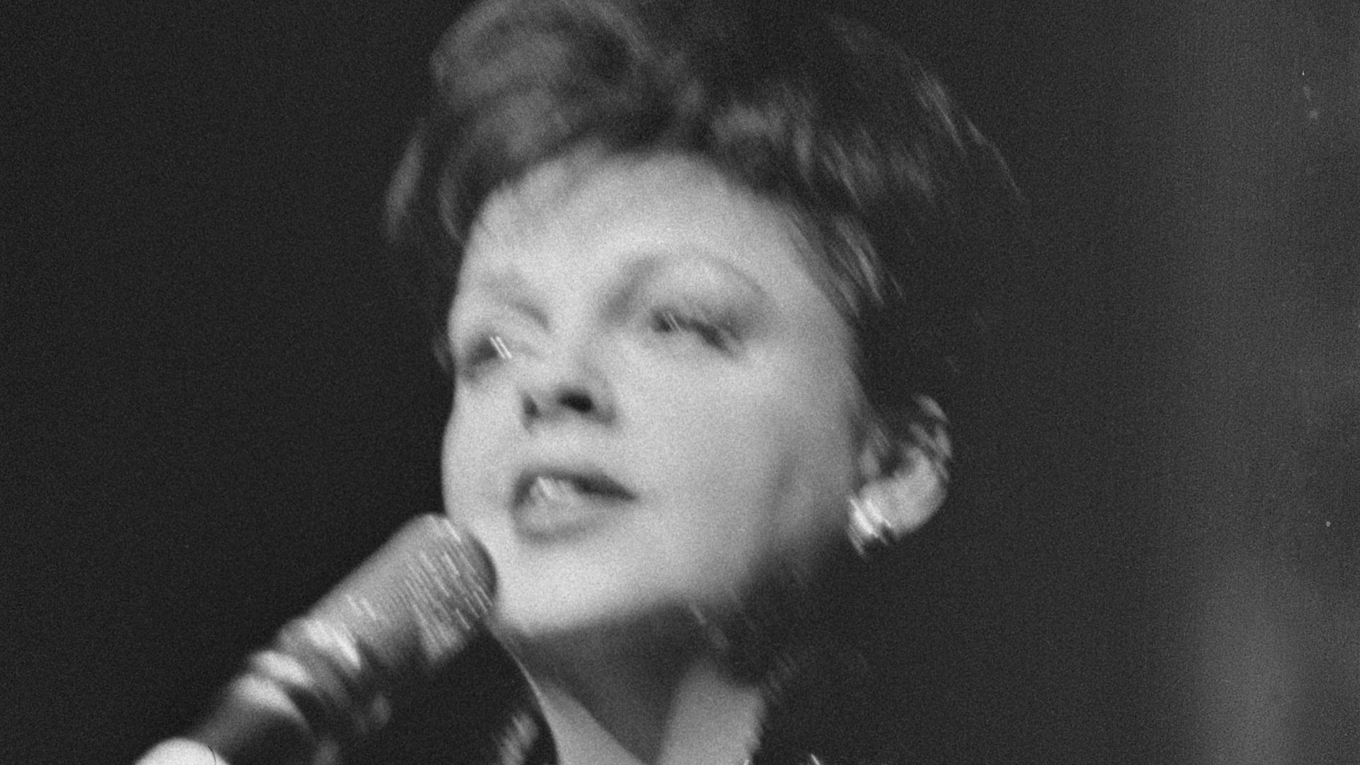 Collectie / Archief : Fotocollectie Anefo
Reportage / Serie : [ onbekend ]
Beschrijving : Nachtoptreden van Judy Garland in het Tuschinskitheater
Datum : 11 december 1960
Trefwoorden : filmsterren, theaters, zangeressen
Persoonsnaam : Garland, Judy
Instellingsnaam : Tuschinski
Fotograaf : Pot, Harry / Anefo
Auteursrechthebbende : Nationaal Archief 
Materiaalsoort : Negatief (zwart/wit)
Nummer archiefinventaris : bekijk toegang 2.24.01.05

Bestanddeelnummer : 911-8683
