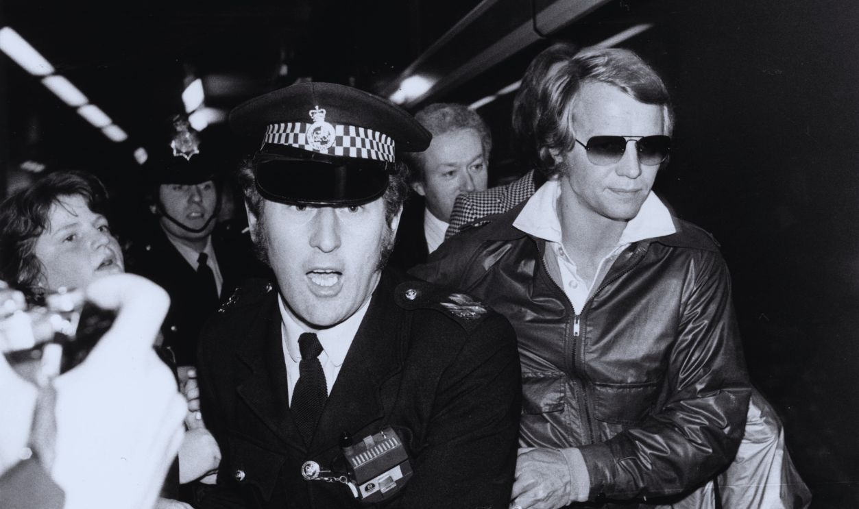 Gettyimages - 3063949, Soul On The Run 11th March 1977: American actor and singer David Soul being ushered through Heathrow Airport after his arrival. 