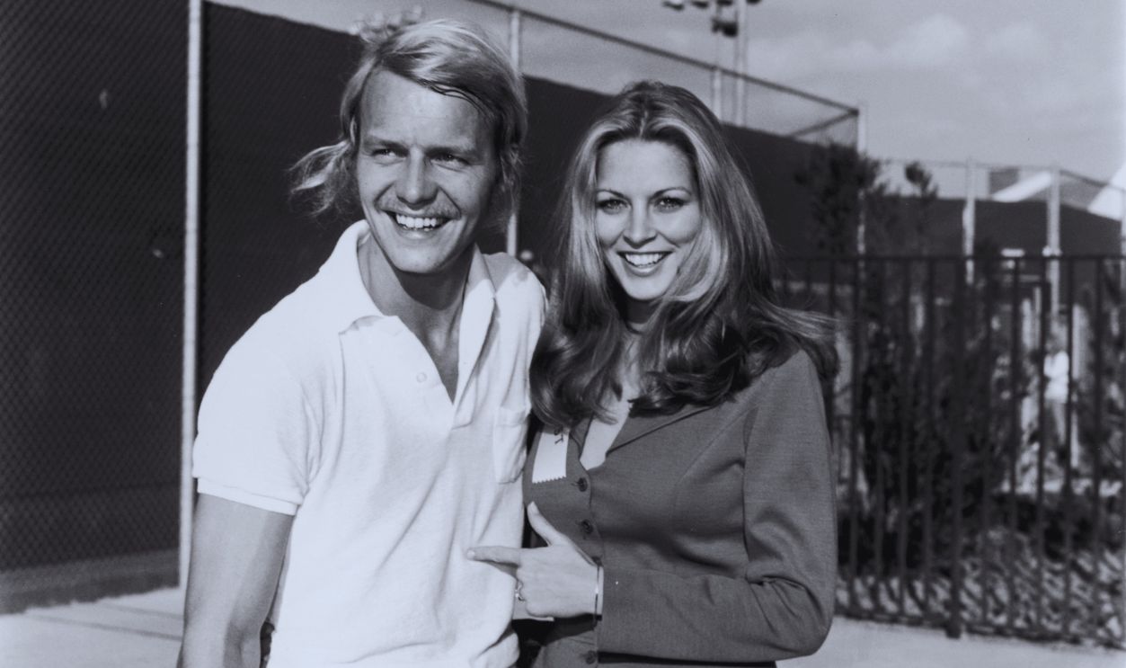 Gettyimages - 3200943, David Soul October 1970: American actor and pop singer David Soul smiles with his wife, Karen Carlson, while attending the first Claudine Longet Celebrity Tennis Tournament, at the Calabasas Tennis Club, California.