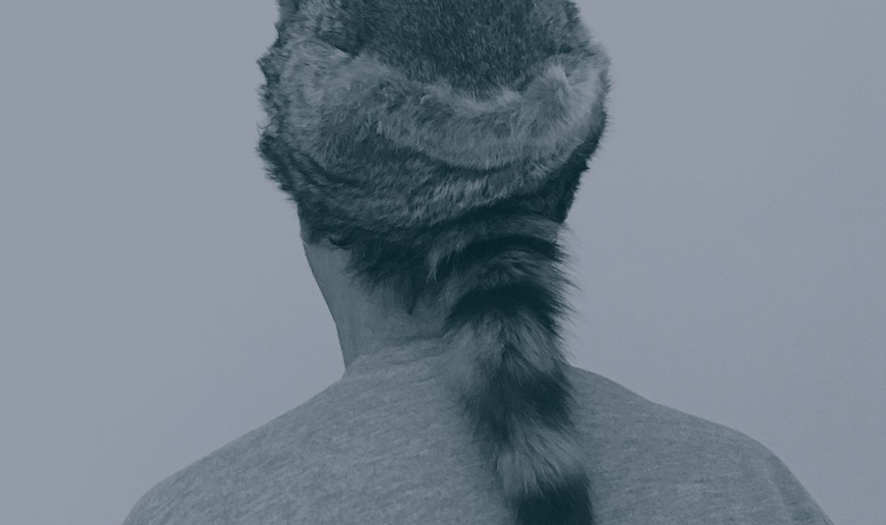 File:Man wearing coonskin cap.jpg