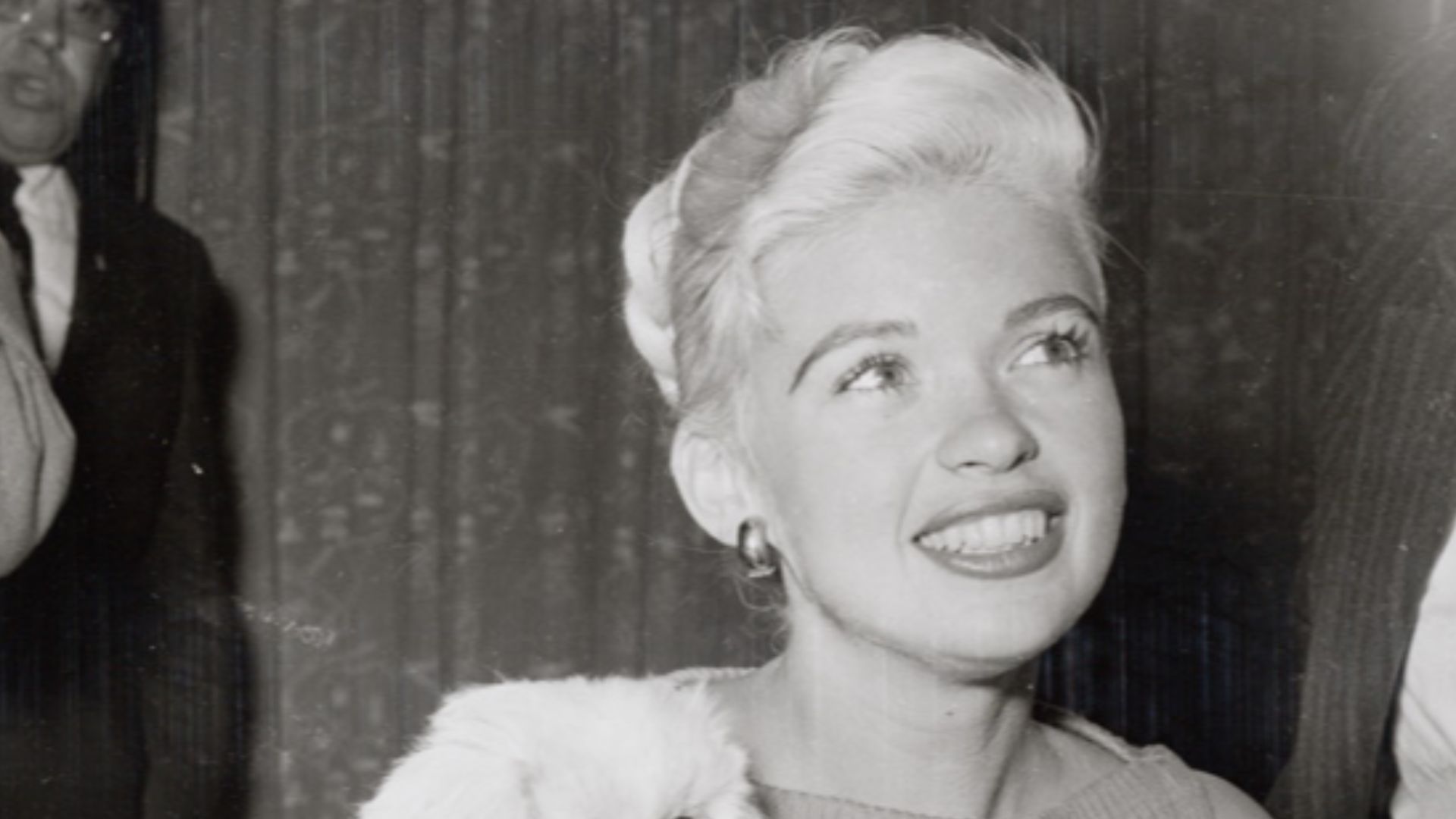 Bezoek Jayne Mansfield met pekineesje Powderpuff tijdens persconferentie op Schiphol, 10 oktober 1957

Foto Ben van Meerendonk / AHF, collectie IISG, Amsterdam
