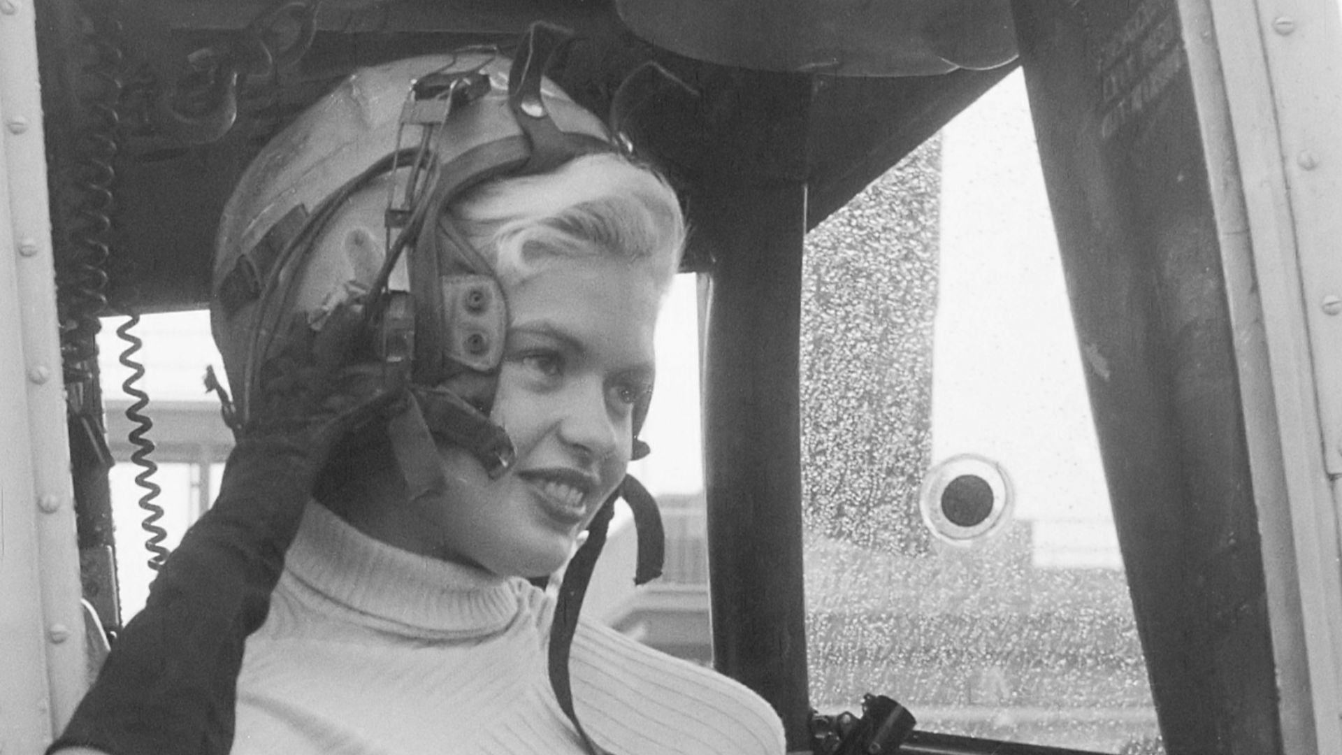 Jayne Mansfield departs by helicopter to Rotterdam
11 October 1957