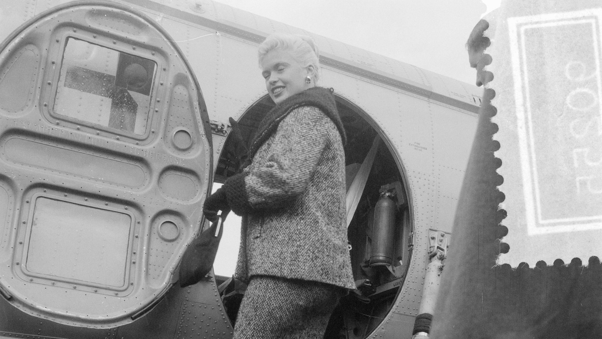 Collectie / Archief : Fotocollectie Anefo
Reportage / Serie : [ onbekend ]
Beschrijving : Jayne Mansfield vertrekt per helicopter naar Rotterdam
Datum : 11 oktober 1957
Trefwoorden : actrices, filmsterren, helicopters
Persoonsnaam : Mansfield, Jayne
Fotograaf : Noske, J.D. / Anefo
Auteursrechthebbende : Nationaal Archief 
Materiaalsoort : Negatief (zwart/wit)
Nummer archiefinventaris : bekijk toegang 2.24.01.03

Bestanddeelnummer : 909-0255