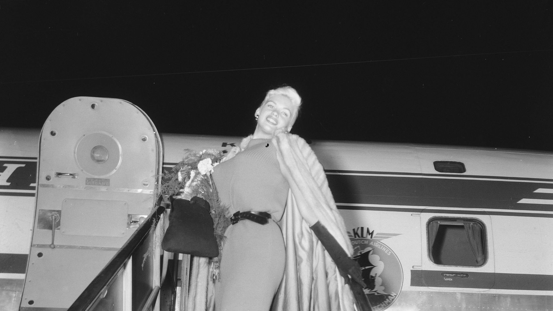 Collectie / Archief : Fotocollectie Anefo
Reportage / Serie : [ onbekend ]
Beschrijving : Amerikaanse filmster Jayne Mansfield arriveert op Schiphol
Datum : 10 oktober 1957
Locatie : Noord-Holland, Schiphol
Trefwoorden : actrices, filmsterren, vliegvelden
Persoonsnaam : Mansfield, Jayne
Fotograaf : Pot, Harry / Anefo
Auteursrechthebbende : Nationaal Archief 
Materiaalsoort : Negatief (zwart/wit)
Nummer archiefinventaris : bekijk toegang 2.24.01.04

Bestanddeelnummer : 909-0211