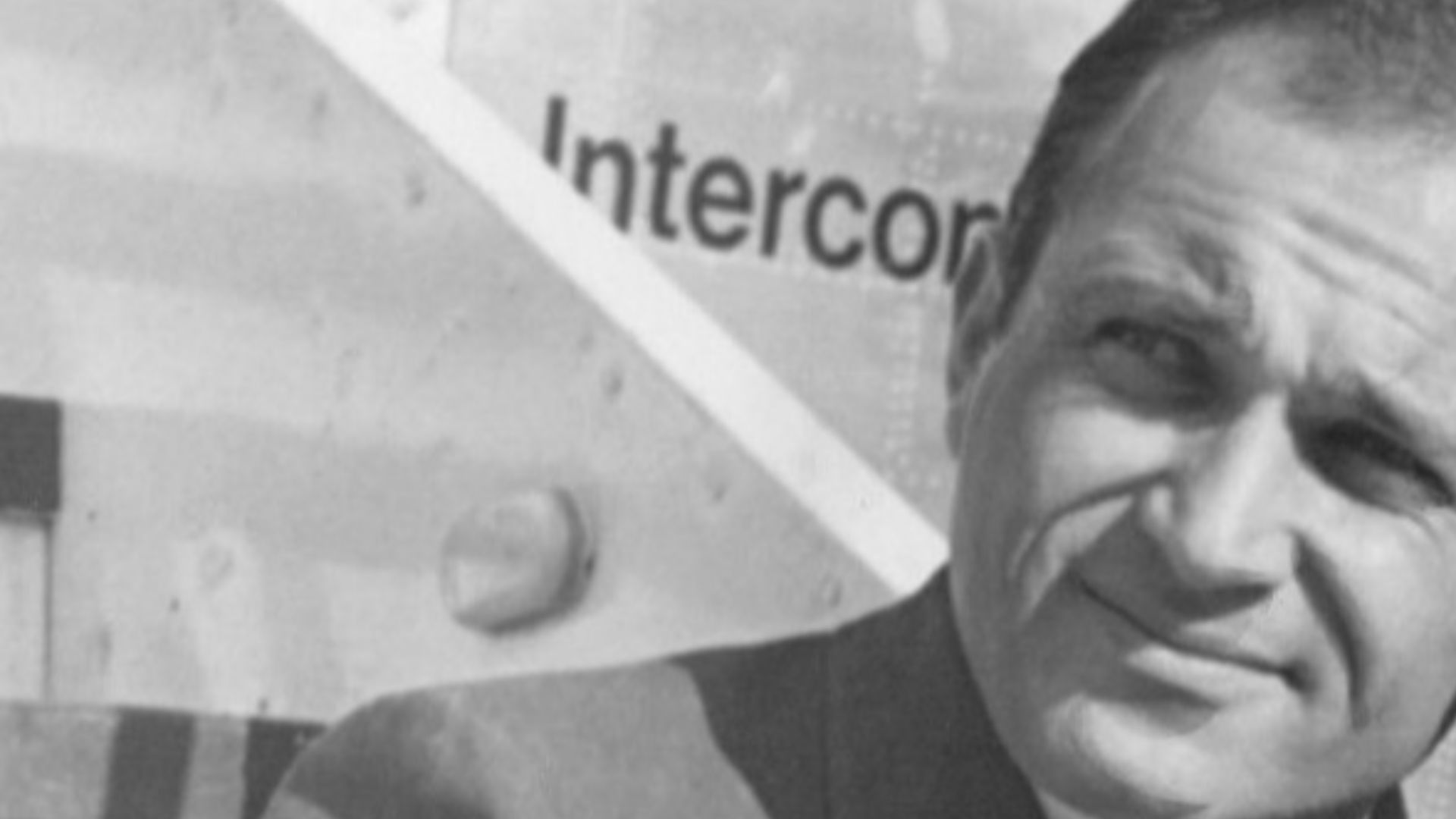 Photo of Jayne Mansfield and her lawyer-boyfriend Sam Brody posing for a photo before a trip to Frankfurt am Main, Germany, where Mansfield was to do some television work. This photo was taken at Chicago's O'Hare airport; Mansfield and Brody arrived from Los Angeles to make their transatlantic air connection. About six weeks after this photo was taken, Mansfield and Brody died, along with the driver of their car, in an auto-truck crash in Louisiana. This is probably one of the last photos of Mansfield.