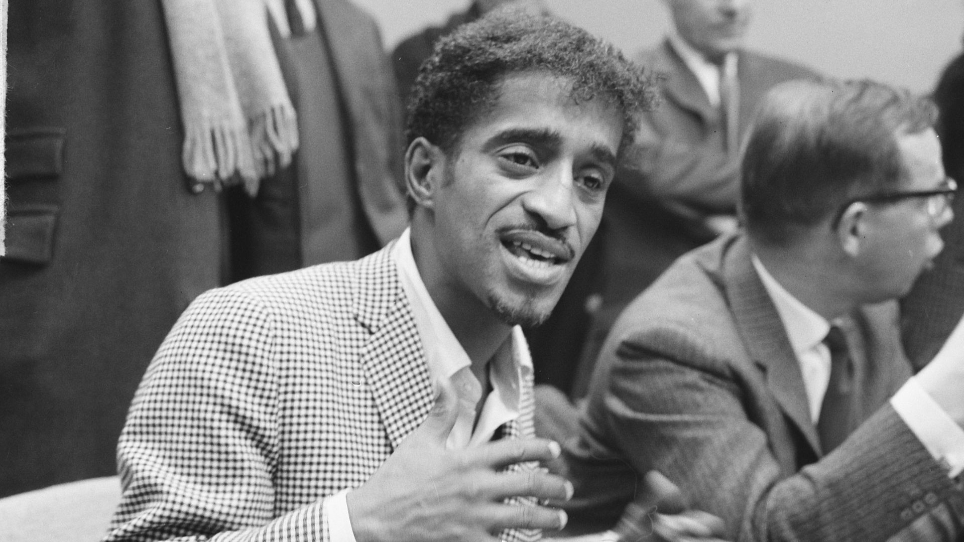 Collectie / Archief : Fotocollectie Anefo
Reportage / Serie : [ onbekend ]
Beschrijving : Sammy Davis jr in Nederland, tijdens persconferentie op Schiphol, Sammy Davis , mrs. George Rhodes en K. Prior
Datum : 19 maart 1964
Trefwoorden : persconferenties
Persoonsnaam : Davis, Sammy (jr.), K. Prior
Fotograaf : Broers, F.N. / Anefo
Auteursrechthebbende : Nationaal Archief 
Materiaalsoort : Negatief (zwart/wit)
Nummer archiefinventaris : bekijk toegang 2.24.01.03

Bestanddeelnummer : 916-1967