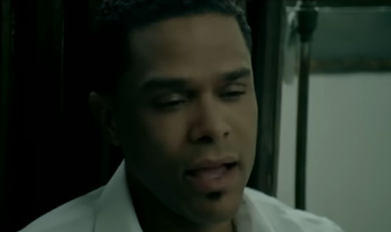 Screenshot from Pretty Wings (2009)