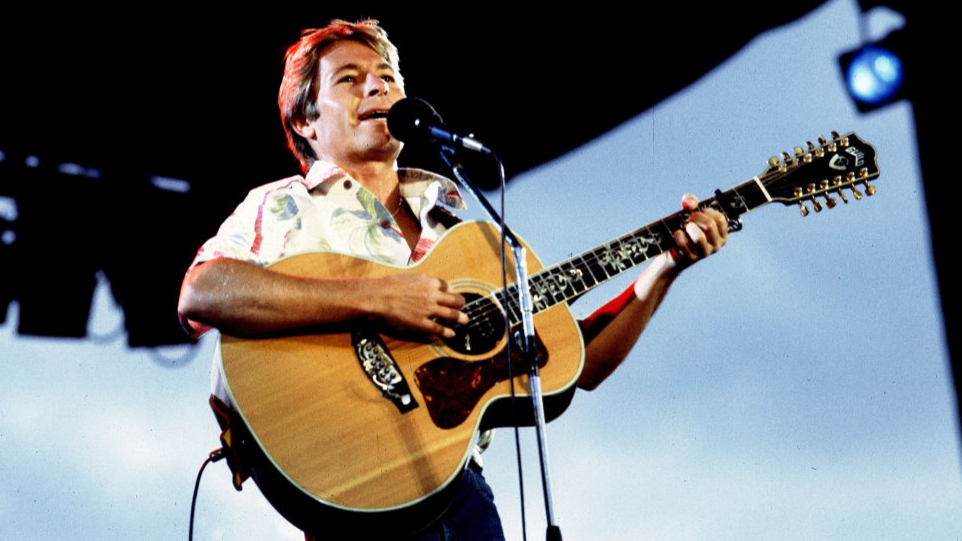 ohn Denver On Stage American musician John Denver (1943 - 1997) performs on stage at Chicagofest, Chicago, Illinois, August 9, 1982.