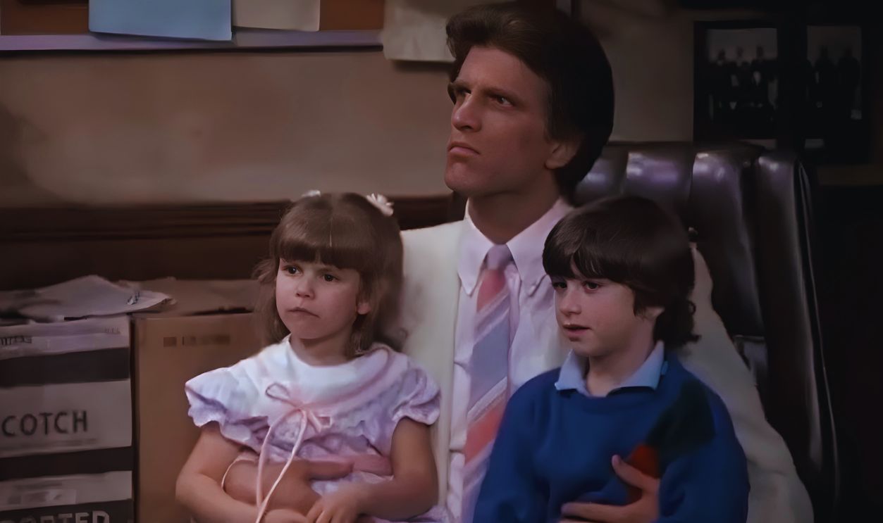 Screenshot from Cheers (1982–1993) 