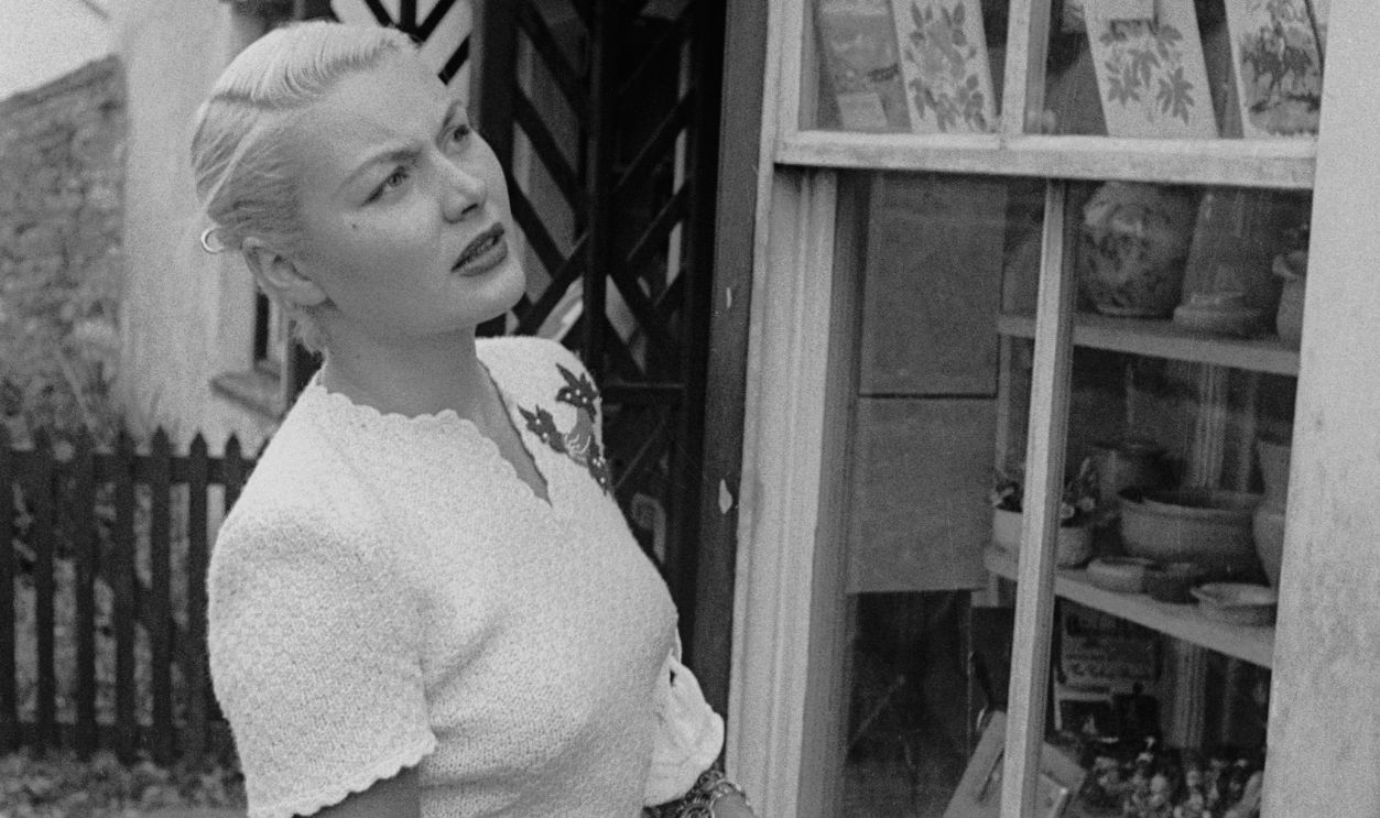 American film actress Barbara Payton (1927 - 1967) in Weymouth, Dorset during filming of 'The Four Sided Triangle' for Hammer films, 30th August 1952.