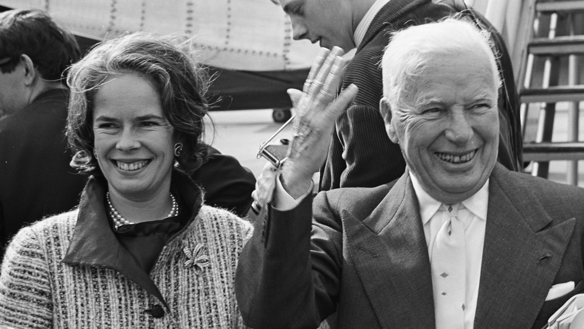 Collectie / Archief : Fotocollectie Anefo
Reportage / Serie : Aankomst van acteurs Charlie Chaplin en Peter Ustinov en hun echtgenotes op Schiphol
Beschrijving : Aankomst Charlie Chaplin en echtgenote Oona O'Neill
Datum : 23 juni 1965
Locatie : Noord-Holland, Schiphol
Trefwoorden : aankomsten, acteurs
Persoonsnaam : Chaplin, Charlie, Neill, Oona O'
Fotograaf : Joost Evers / Anefo
Auteursrechthebbende : Nationaal Archief
Materiaalsoort : Negatief (zwart/wit)
Nummer archiefinventaris : bekijk toegang 2.24.01.05
Bestanddeelnummer : 917-8946