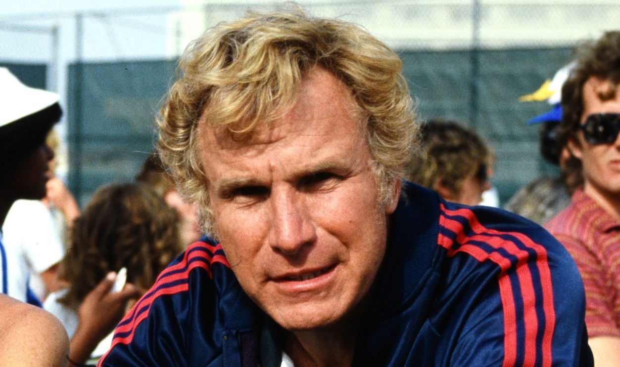 Wayne Rogers stands with Mary Elizabeth 'Betsy' Maxwell Cronkite attending the 11th Annual Alan King Pro-Celebrity Tennis Classic Party' on April 23, 1982 at Caesars Palace in Las Vegas, Nevada.