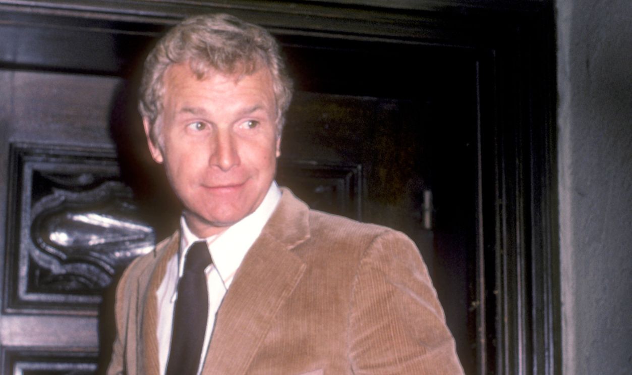 Actor Wayne Rogers on January 31, 1984 dines at La Scala Restaurant in Beverly Hills, California.