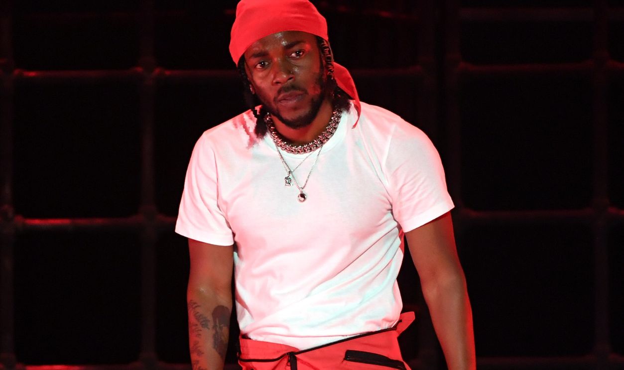 2017 MTV Video Music Awards - Fixed Show INGLEWOOD, CA - AUGUST 27: Kendrick Lamar performs onstage during the 2017 MTV Video Music Awards at The Forum on August 27, 2017 in Inglewood, California.