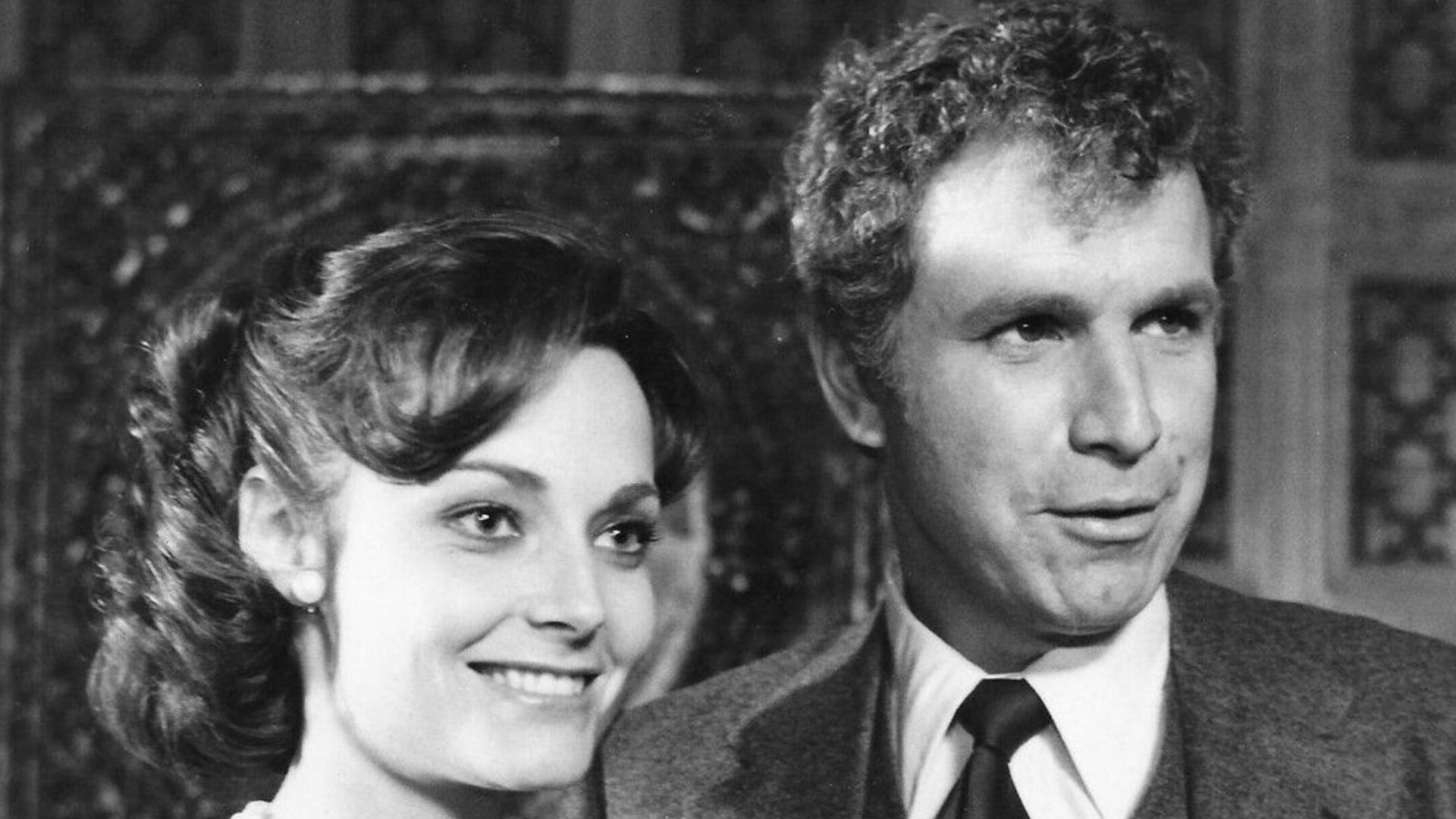 PALM SPRINGS QUESTION - Private investigator Jake Axminster (series star Wayne Rogers) meets million-heiress Barbara Thornberry (Christine Jones) as he investigates a double murder in