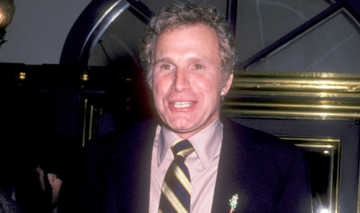 Actor Wayne Rogers on January 28, 1981 dines at Jimmys' Restaurant in Beverly Hlils, California.