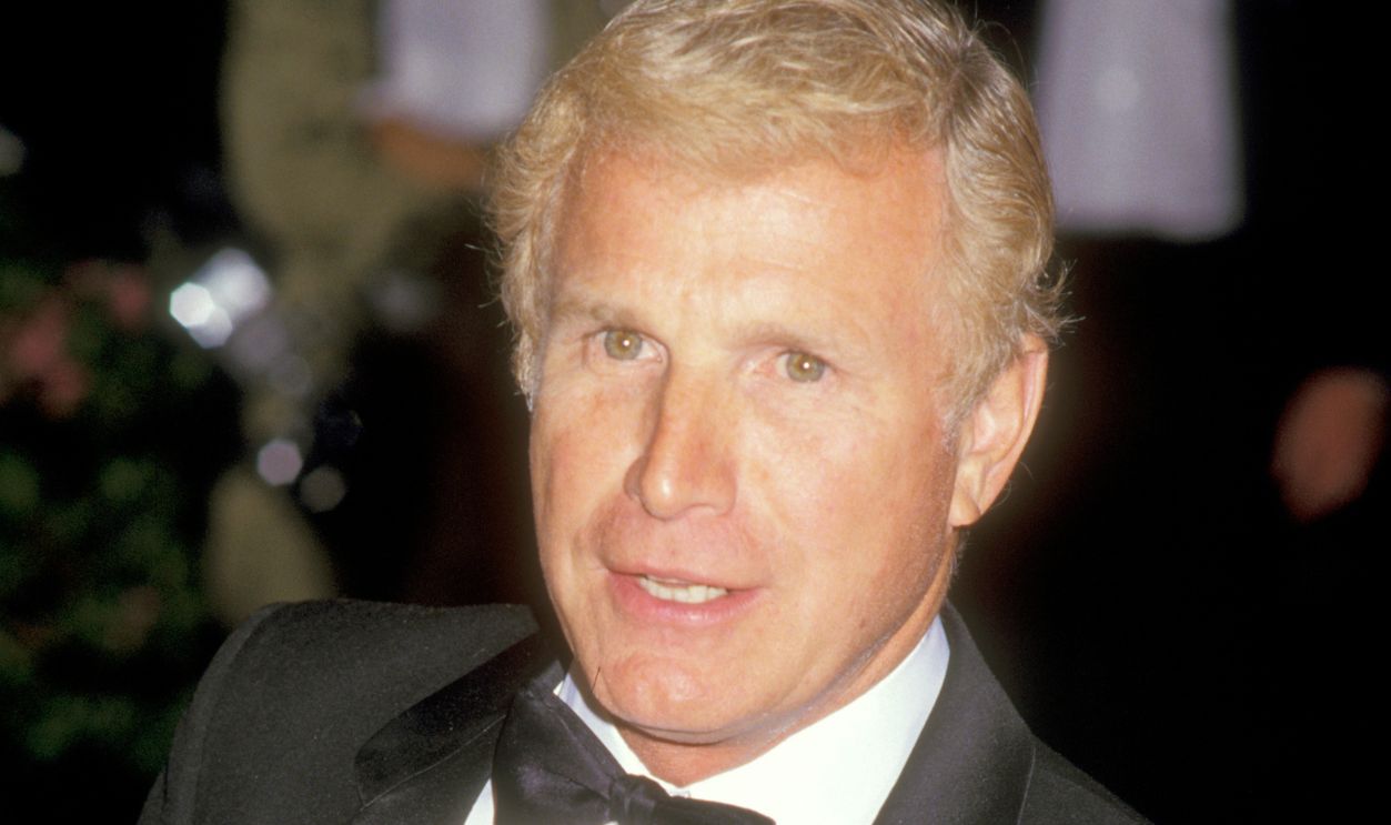 Actor Wayne Rogers attends the 15th Annual American Film Institute (AFI) Lifetime Achievement Award Salute to Barbara Stanwyck on April 9, 1987 at Beverly Hilton Hotel in Beverly Hills, California.