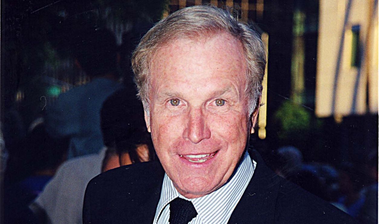 Wayne Rogers at the 1999 premiere of The Thomas Crowne Affair in Los Angeles.