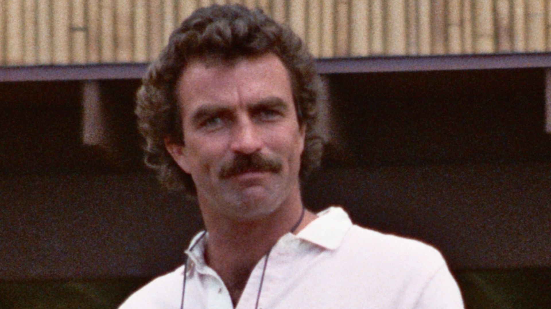 Tom Selleck, filming a scene for MAGNUM P.I. in April 1984 at the Kahala Hilton Hotel in Hawaii.