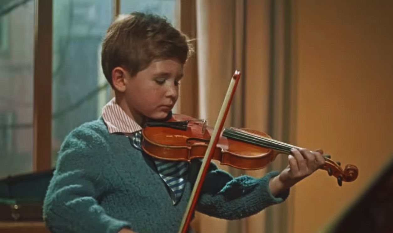 Screenshot from The Steamroller and the Violin (1961)