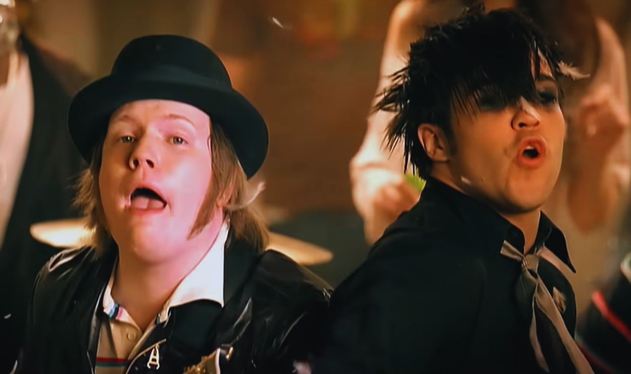 Screenshot from Fall Out Boy - This Ain't A Scene, It's An Arms Race (2007)