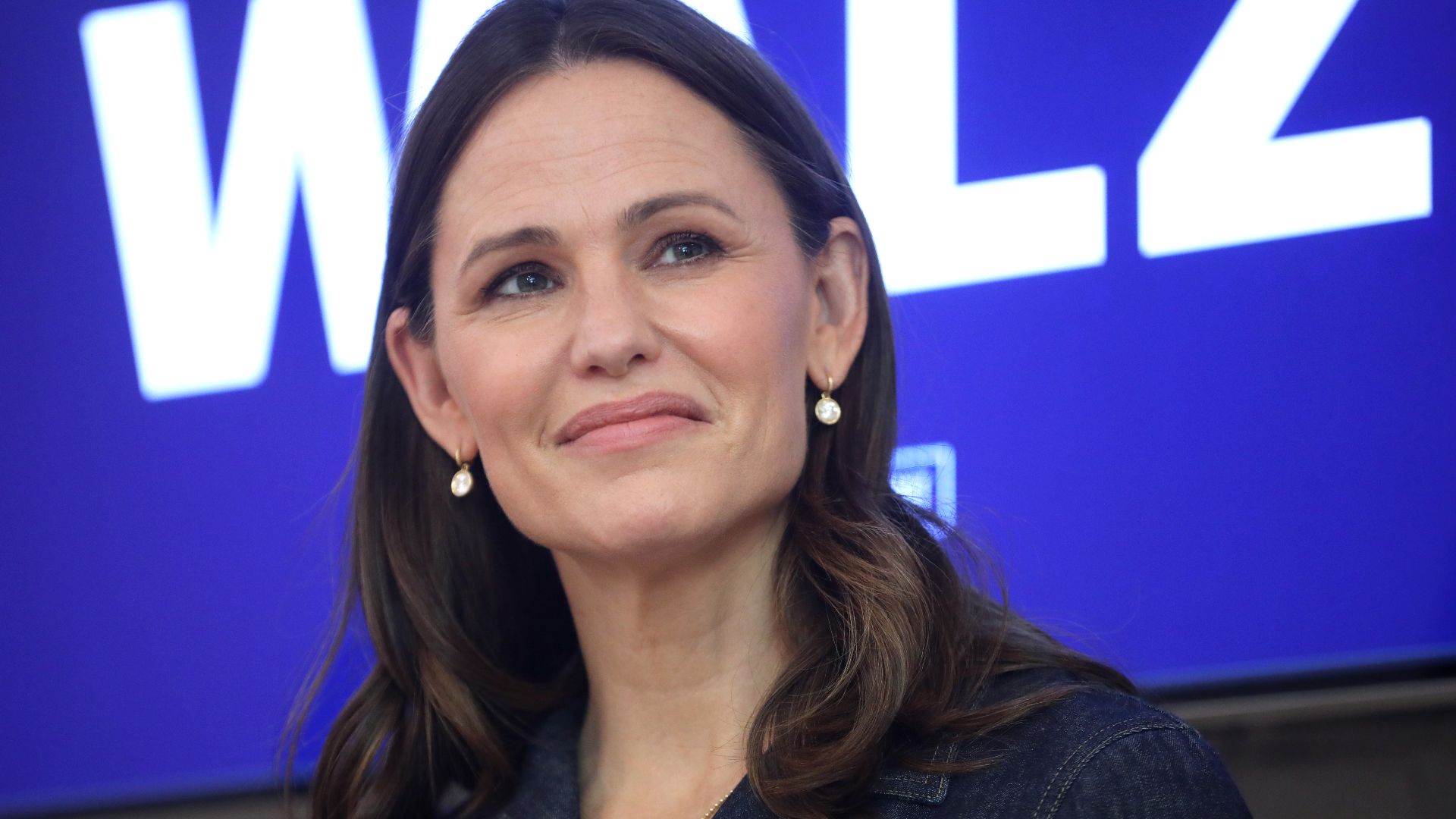 Jennifer Garner speaking with attendees at a
