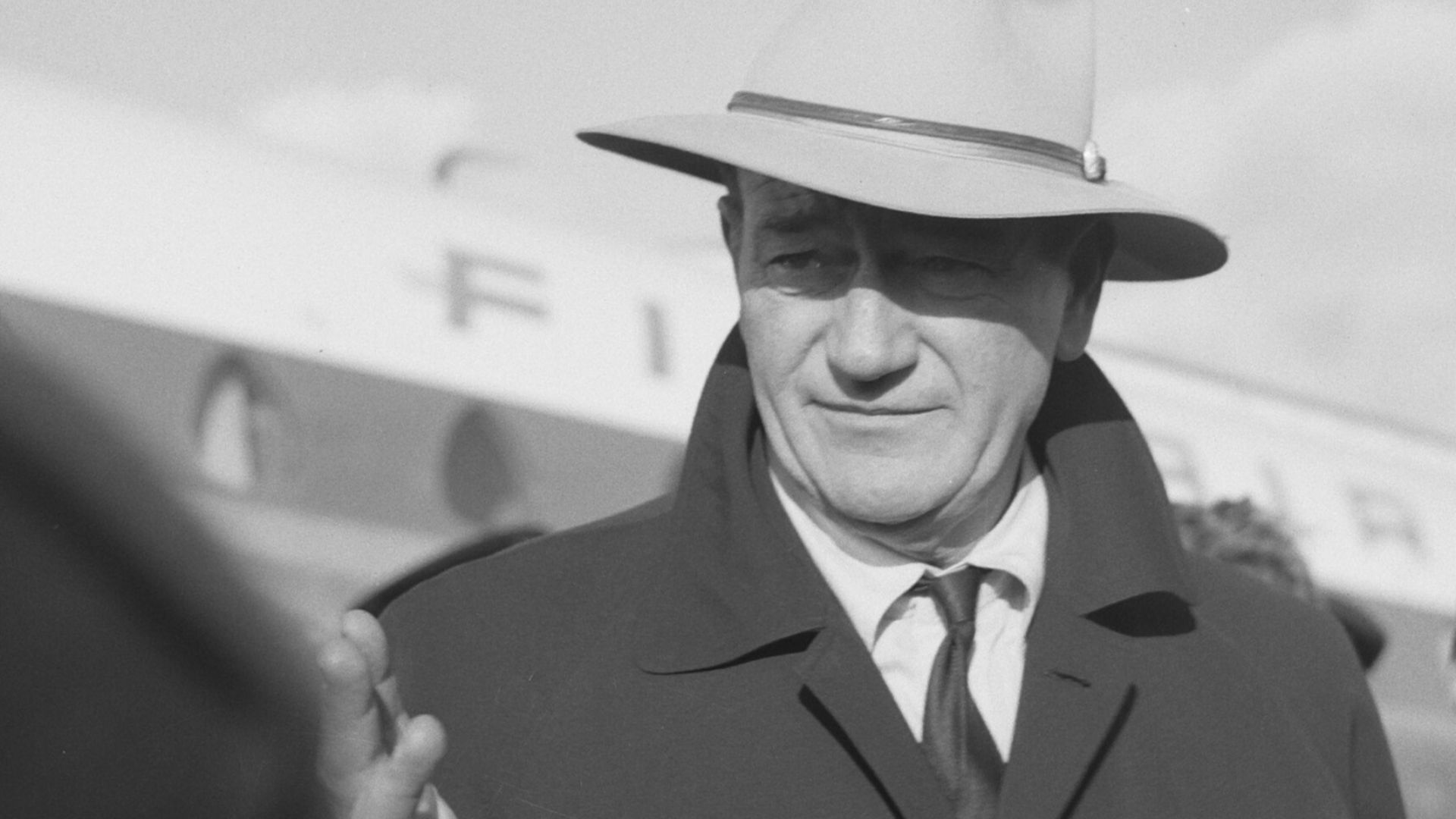 Collectie / Archief : Fotocollectie Anefo
Reportage / Serie : [ onbekend ]
Beschrijving : Aankomst John Wayne op Schiphol
Datum : 18 november 1960
Locatie : Noord-Holland, Schiphol
Trefwoorden : aankomsten, acteurs, filmsterren, vliegvelden
Persoonsnaam :