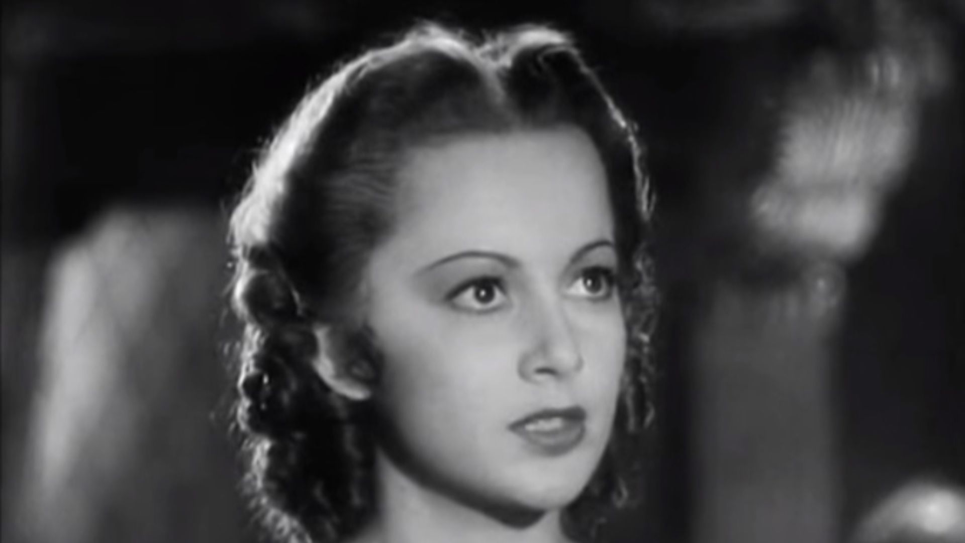 Cropped screenshot of Olivia de Havilland from the original trailer for the film Captain Blood, 1935