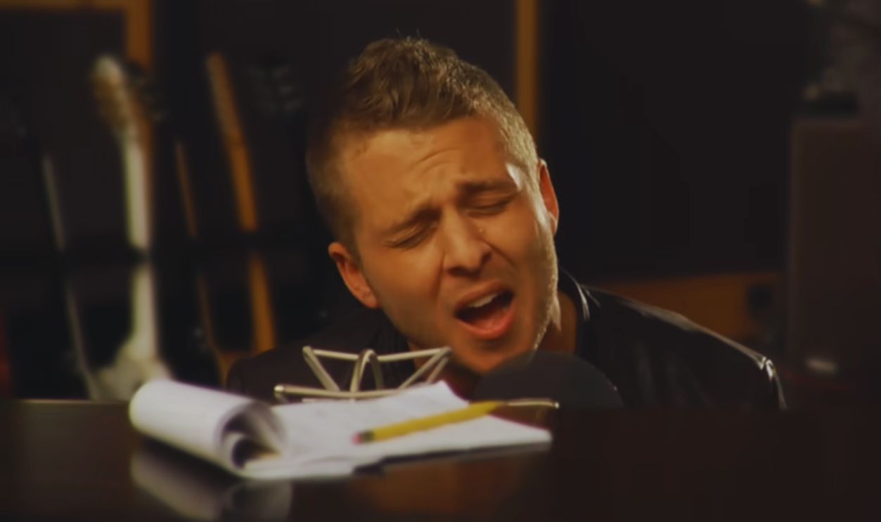 Screenshot from Timbaland - Apologize ft. OneRepublic (2007)