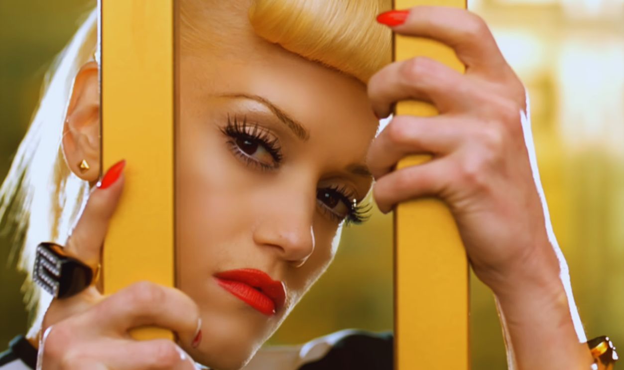 Screenshot from Gwen Stefani - The Sweet Escape ft. Akon (2006) 